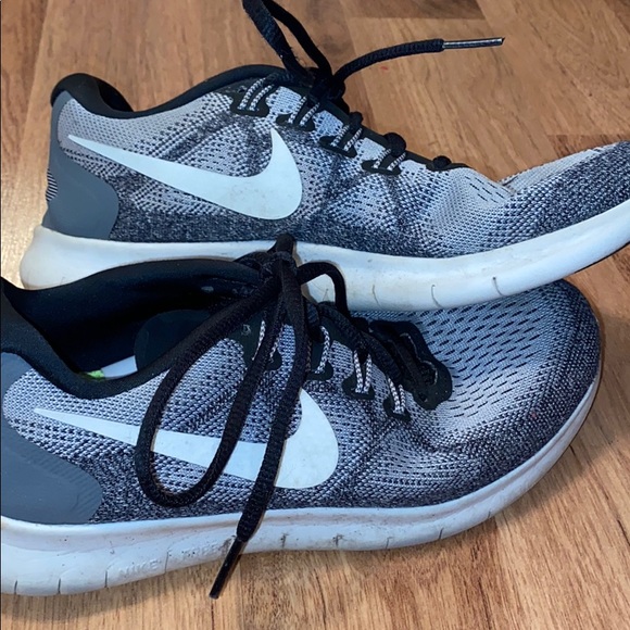 women Nike tennis shoes - Picture 2 of 6